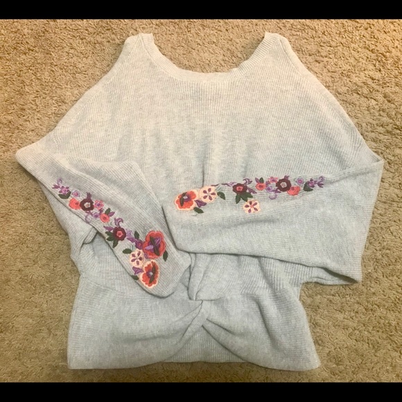 Express Reversible Embroidered Cold Shoulder - Picture 2 of 5